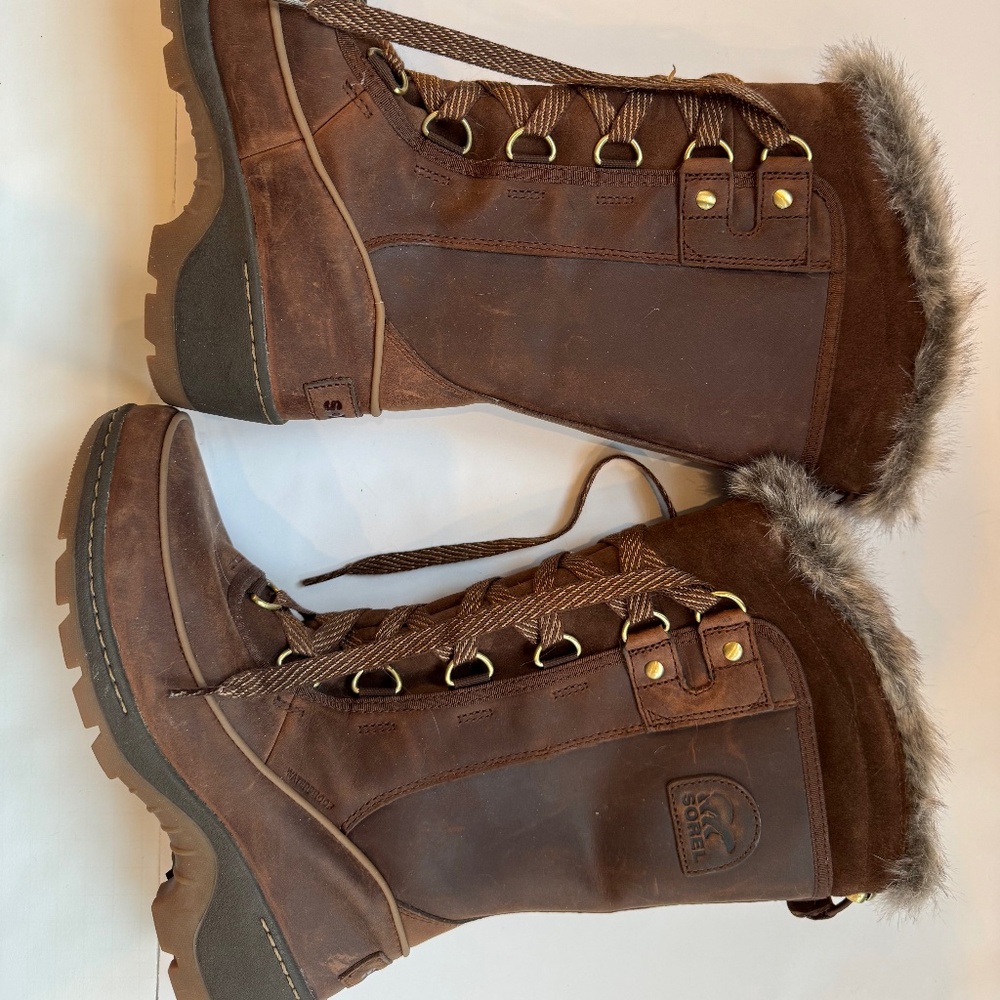 Sorel size 7/7.5 mid calf brown boots with fur top